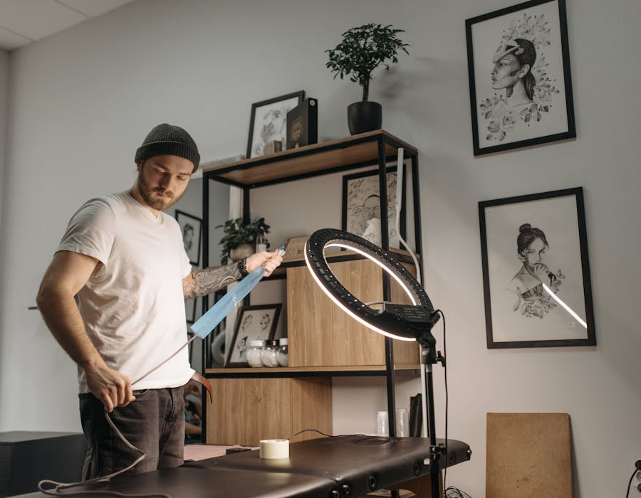 Artista a trabalhar em tatuagem detalhada com tintas coloridas