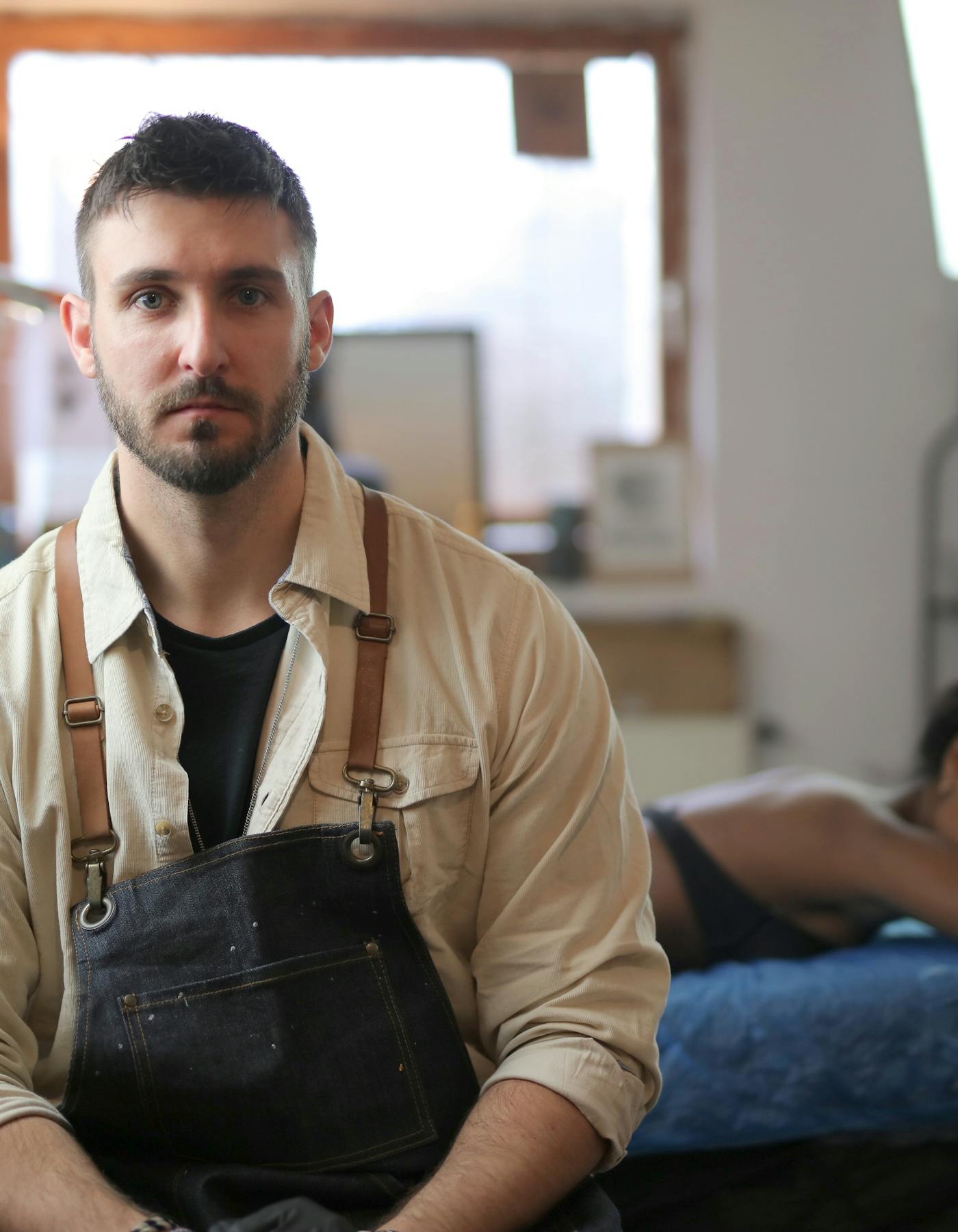 Artista de tatuagem a trabalhar no seu estúdio profissional